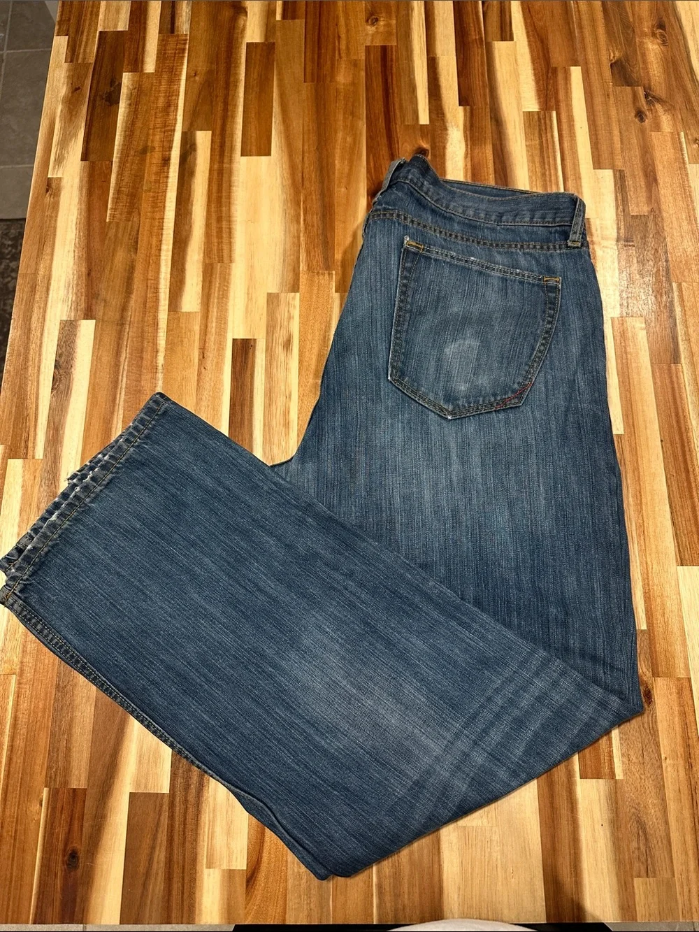 Banana Republic Relaxed Fit Men's Jeans in Faded Blue 397